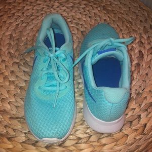Nike Tanjun in turquoise with royal blue check